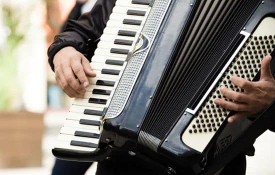 Domina el acordeón con Partituras Tomplay