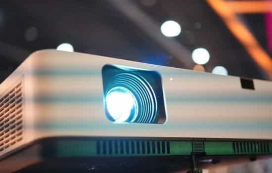 ¡Convierte tu celular en un cine!