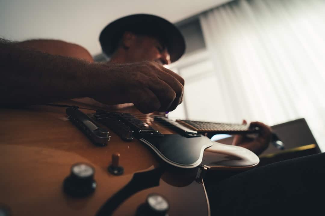 Aprende a tocar guitarra desde tu celular paso a paso